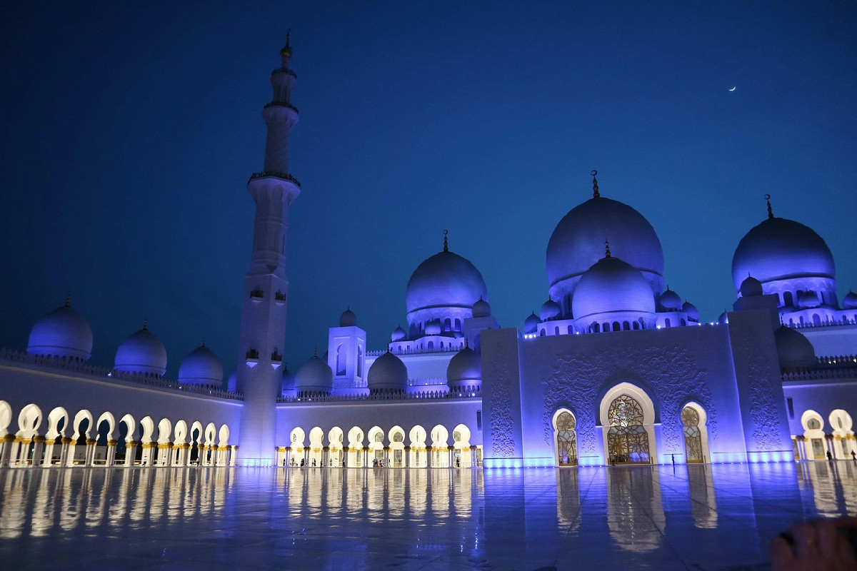 Abu Dhabi tra grattacieli luccicanti e spiagge dorate: il fascino che racconta il Golfo Persico