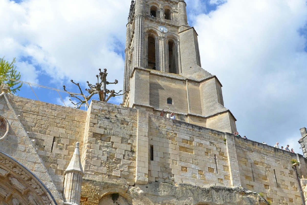 Cosa rende Saint-Émilion il borgo dove storia e calici si intrecciano in un’esperienza irripetibile?