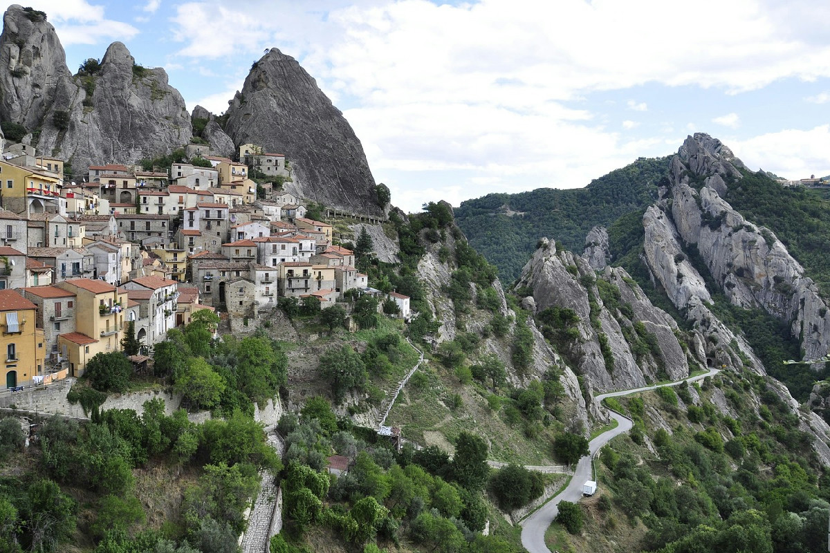 Tra le Dolomiti lucane c’è un borgo che sembra un diamante: Pietrapertosa ti incanterà