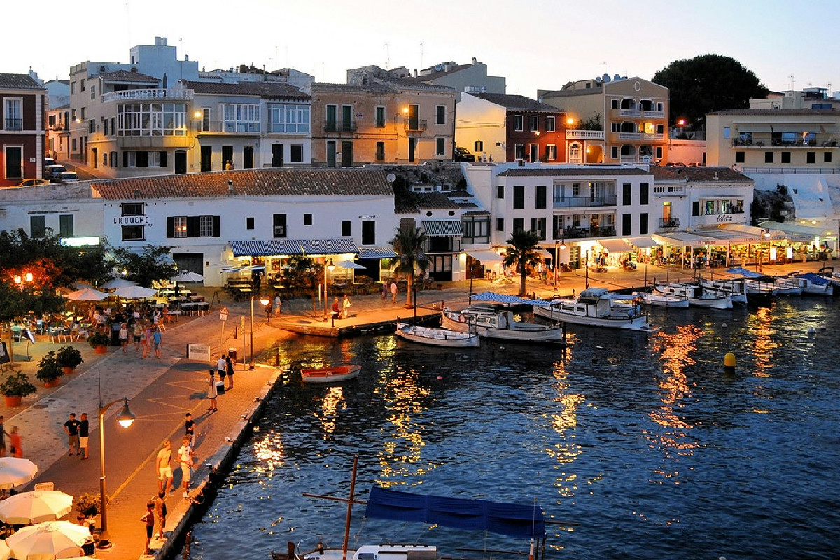 Minorca svela panorami straordinari: l’isola della Spagna tra spiagge, luce e tradizione