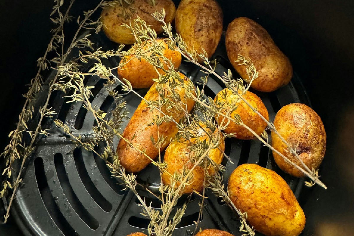Usare la friggitrice ad aria tutti i giorni può danneggiarla: ecco quali alimenti evitare con cura