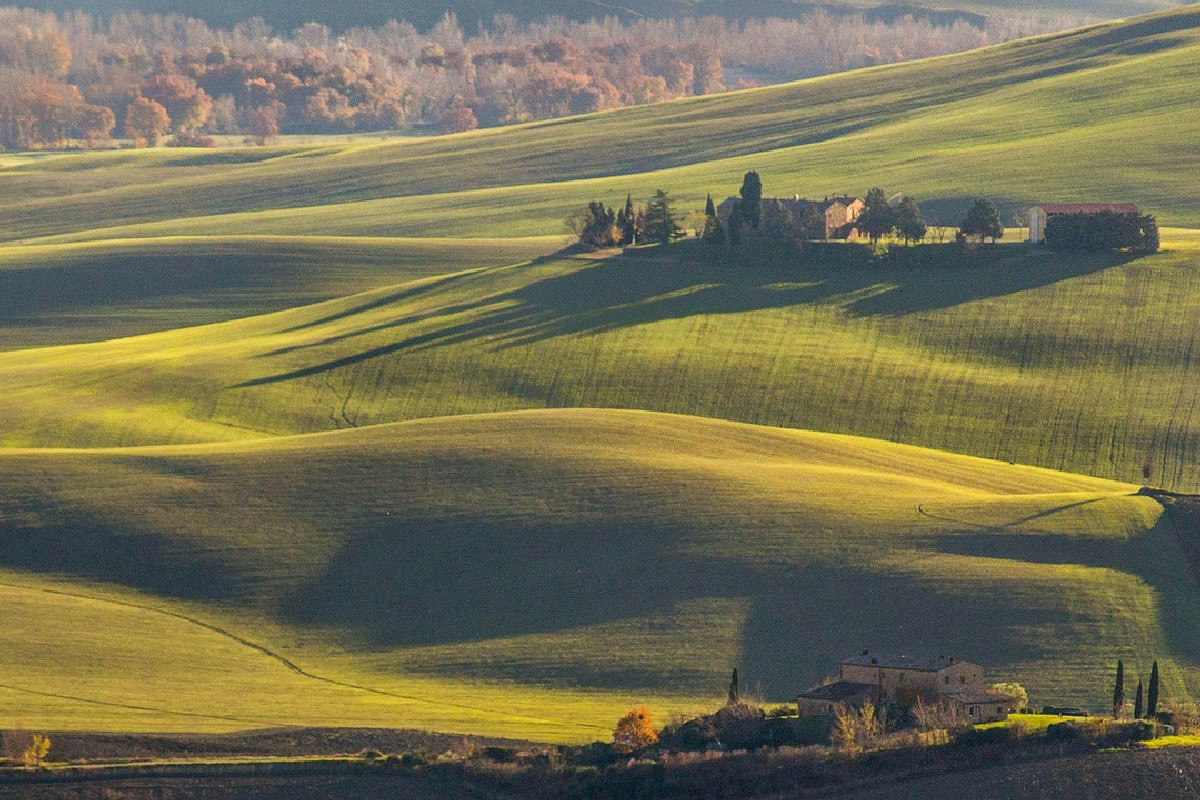 Val d’Orcia travolta dal turismo: paesaggi da sogno e borghi autentici ora a rischio